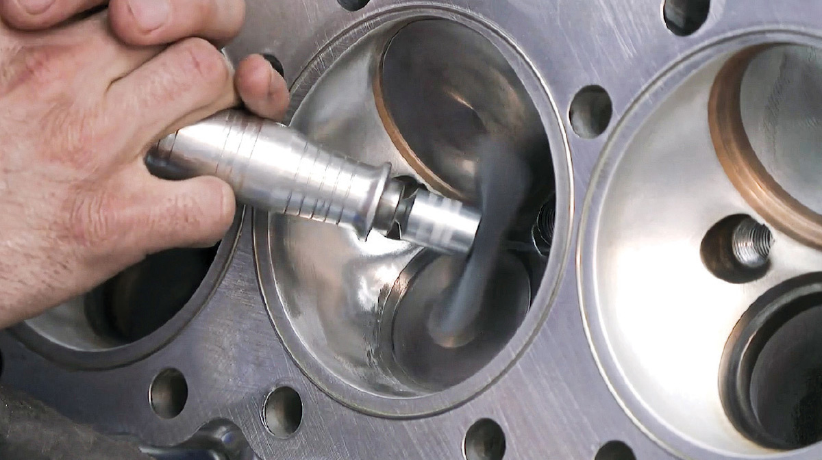 Image of Cylinder valve cleaning